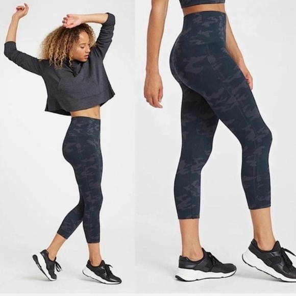 Spanx • Seamless Cropped 3/4 Black Gray Camo Sporty Casual Legging Size Medium - Picture 2 of 10